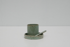 Copinho com pires e mexedor flocos - Olive Cerâmica | Cerâmica Artesanal Utilitária