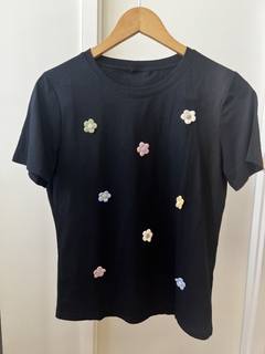 T- Shirt flores crochê preta