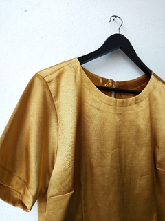 Blusa dourada acetinada (M) na internet