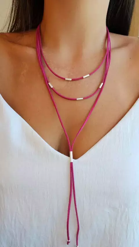 GARGANTILLA REGULABLE DE GAMUZA FUCSIA
