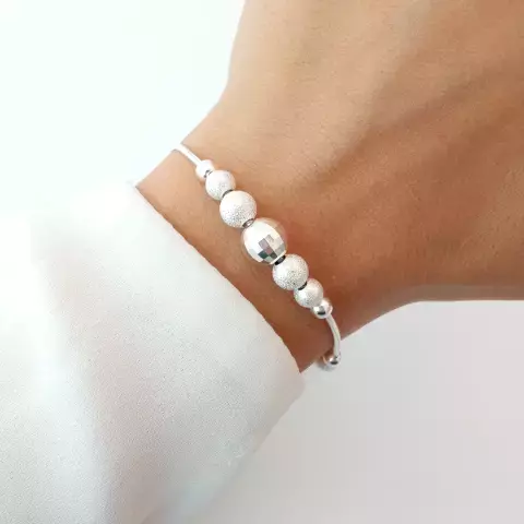 PULSERA FINA CON BOLITAS