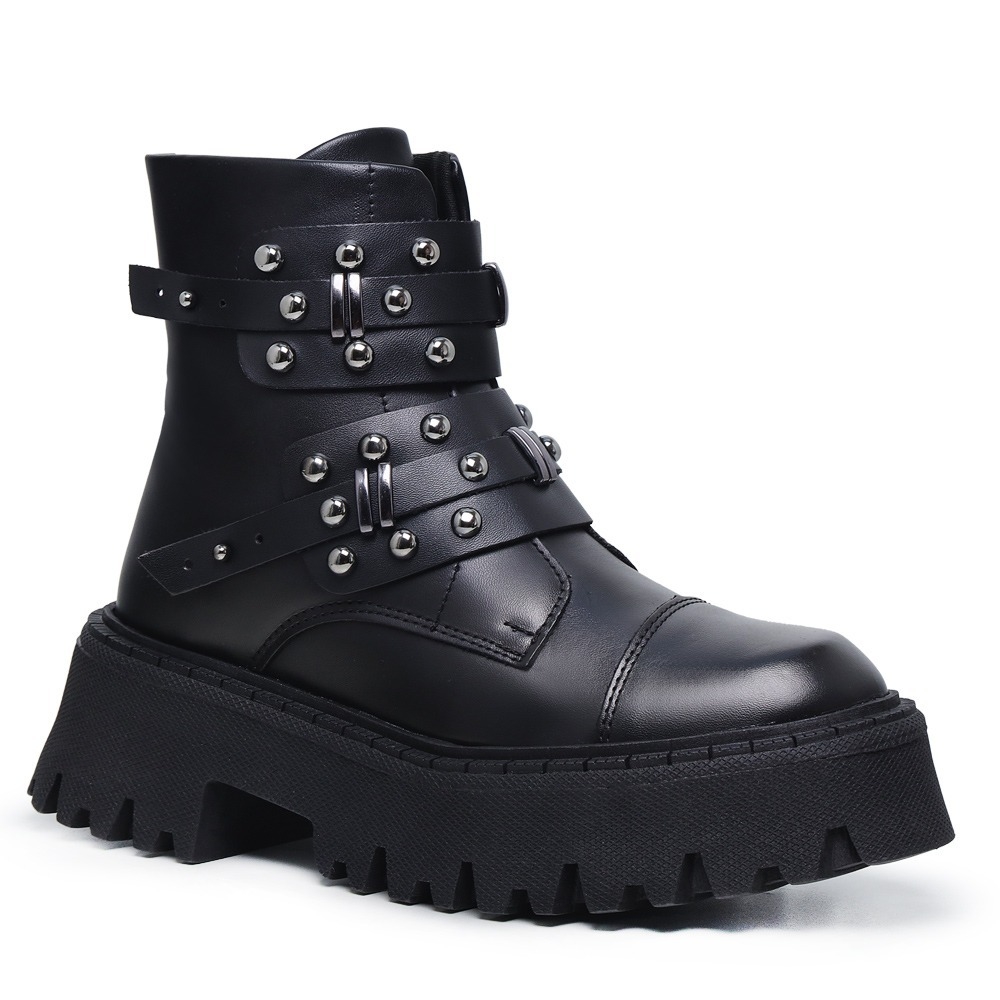 Bota com spikes no cheap salto