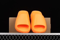 Adidas Yeezy Slides 'Enflame Orange' en internet