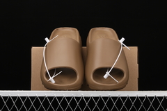Adidas Yeezy Slides 'Core' en internet
