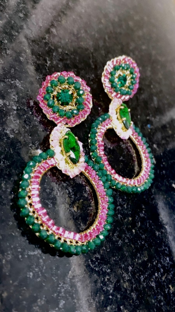 Brincos argolas frontais crochê fio metal ouro, cristais e vidrilhos  tchecos verde, rosa claro e pink,