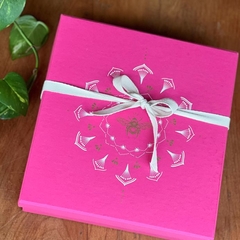 Caixa Presente Abelha Rainha (Méis, Sabonete e Velas) Rosa - comprar online