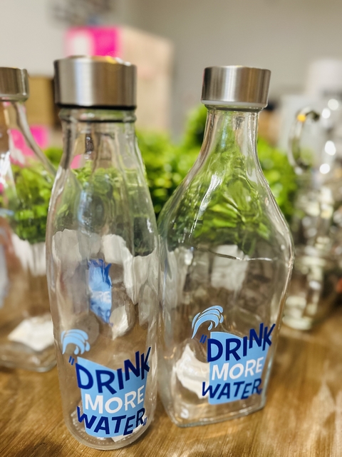botella de vidrio drink more water
