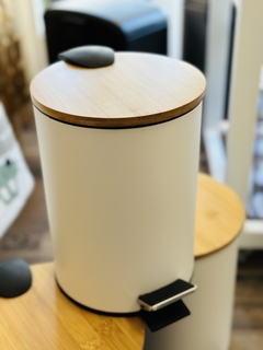 cesto de acero blanco con tapa de bambú en internet