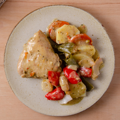 Pollo al disco con fondo de vegetales y papas españolas. Porción 500 grs. en internet