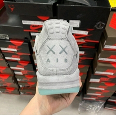 Imagem do KAWS x Air Jordan 4 

