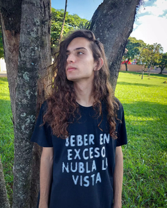 Imagem do Camiseta T-shirt Beber en Exceso Nubla la Vista (REPOSIÇÃO, NOVOS TAMANHOS NO ESTOQUE!)