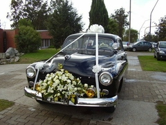 ARREGLO PARA AUTO CASAMIENTO / XV EN LILIUM Y FLORES SURTIDAS