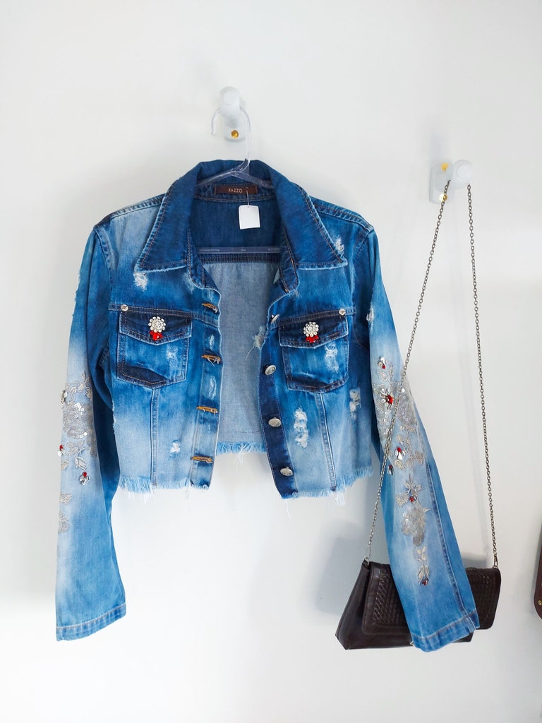 Jaqueta jeans RAZZO cropped com bordados e aplicaçoes