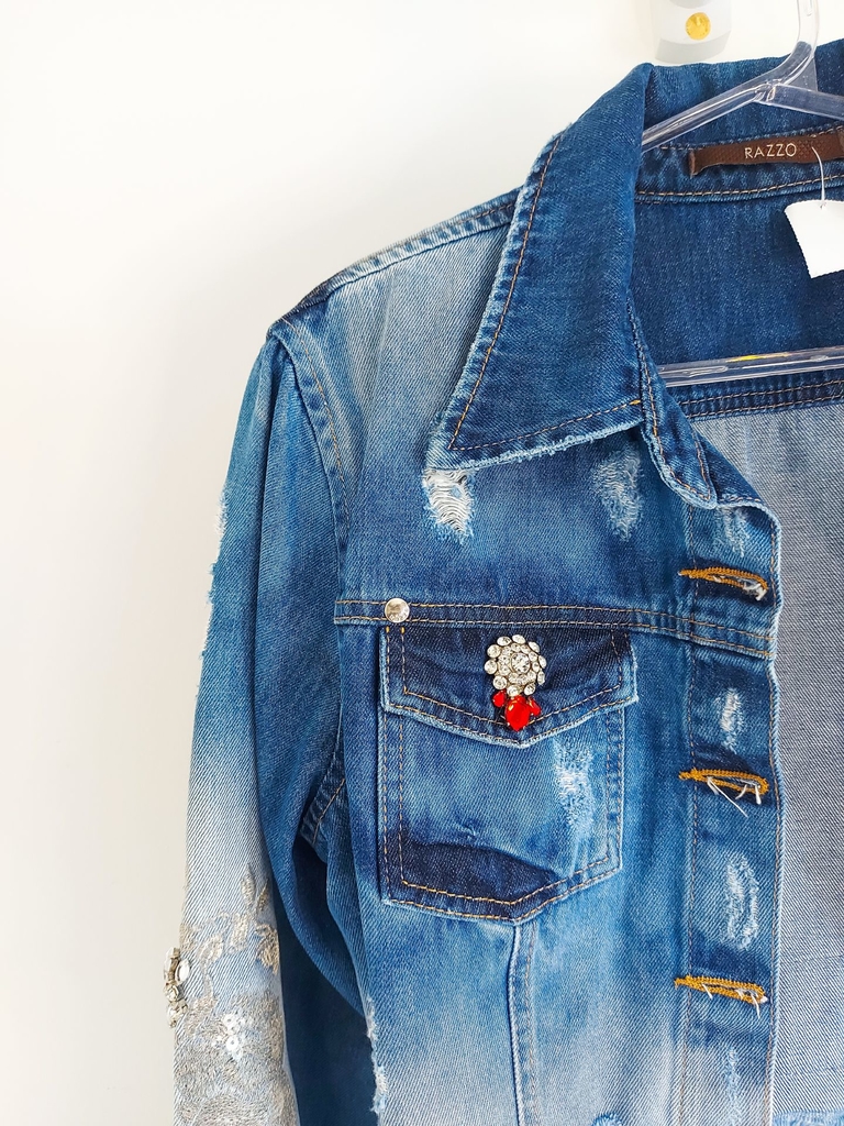 Jaqueta jeans RAZZO cropped com bordados e aplicaçoes