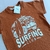 REMERA NIÑO SURFING CARAMELO - comprar online