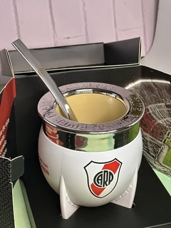 Imagen de mate pampa River Plate XL termico con bombilla y packaging -