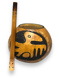 Imagen de mate de calabaza poronguito calabacín crudo tallado a mano con diseños rupestres y teñido con tintes naturales con bombilla de caña de regalo