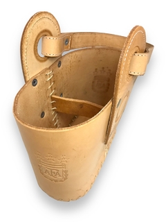 Canasta matera de cuero simple con division interna escudo AFA en internet
