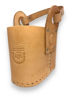 Canasta matera de cuero simple con division interna escudo AFA