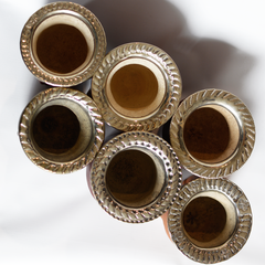 Imagen de Mate de calabaza Premium con virola de alpaca cincelada, forrado en cuero boca ancha, diferentes diseños