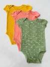 PACK DE BODYS X 3 MARCA CARTERS TALLE 9 MESES