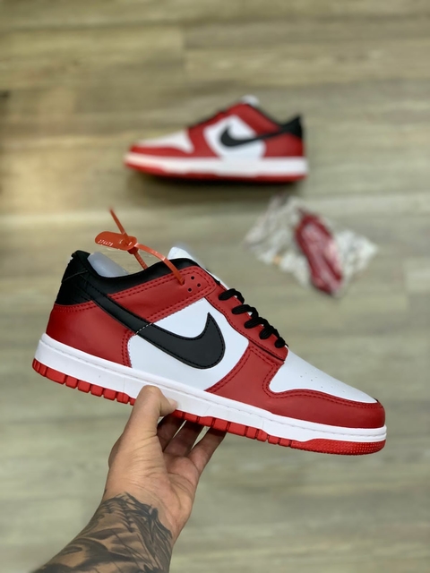 TENIS NIKE SB DUNK LOW VERMELHO BRANCO PRETO