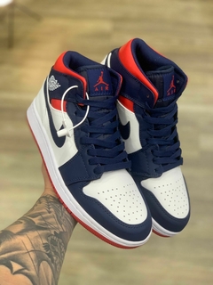 TÊNIS NIKE - AIR JORDAN 1 MID-BRANCO/AZUL/VERMELHO