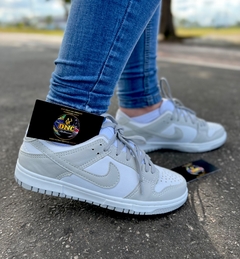 T NIS NIKE SB DUNK LOW CINZA BRANCO