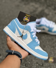 TÊNIS NIKE -AIR JORDAN 1 LOW -BRANCO/AZUL BEBÊ