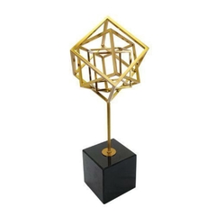 Escultura Decorativa Cubos Metal Menor Dourado Base Preta