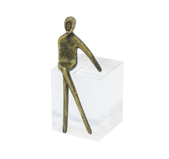 Enfeite Escultura Metal Dourado Sentado Cubo Transp. - comprar online