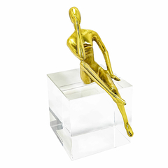 Escultura Decorativa Figura Metal Dourado Base Cubo Cristal