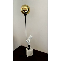 Enfeite Escultura Menino Segurando Balão Metal Dourado Luxo - loja online