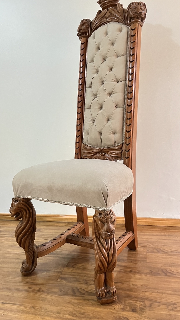 Cadeira Madeira de Lei Entalhada a Mão Escultura Leão Encosto Alto com  Capitonê