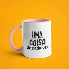 Caneca Uma Coisa De Cada Vez alça e interior coloridos - XiqueXique