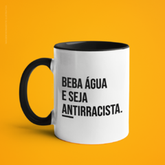 Caneca Beba Água E Seja Antirracista Alça e Interior Coloridos