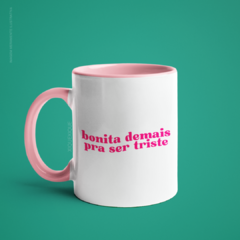 Caneca Bonita Demais Pra Ser Triste Alça e Interior Coloridos