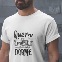 Camiseta Quem Me Protege Não Dorme - comprar online