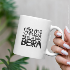 Caneca Não Me Empura Que Eu Já Tô na Beira - comprar online