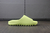 Yeezy Slide Glow Green na internet