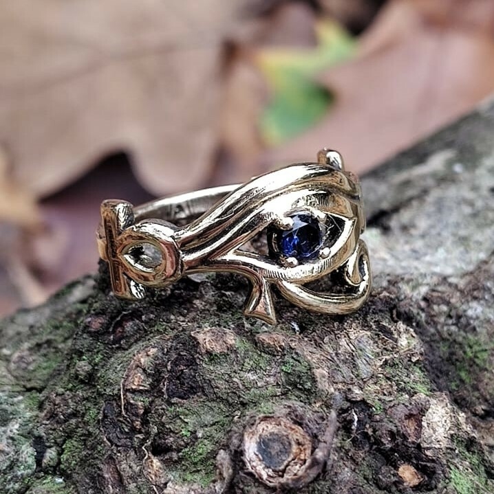 Anillo Ojo de Horus con Ankh y Zirconia Cúbica