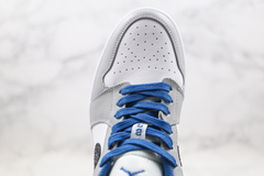 Air Jordan 1 Low "True Blue Cement'' na internet