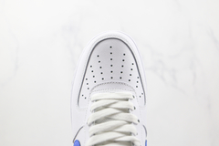 Air Force 1 ''Cut Out Swoosh White Game Royal'' na internet