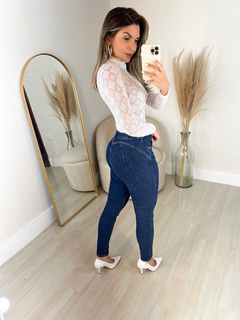 Calça Jeans Feminina Skinny com Recorte Frontal (Consciência Jeans) na internet
