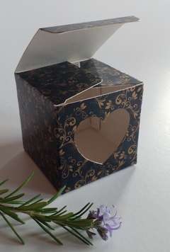 50 Cajitas de 6 x 6 x 6 Con Ventana Corazon Sv14 negras con flores doradas - comprar online