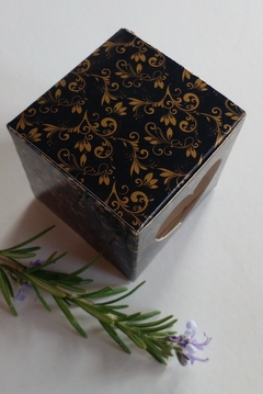 20 Cajitas de 6 x 6 x 6 Con Ventana Corazon Sv14 negras con flores doradas - Papelera Guze