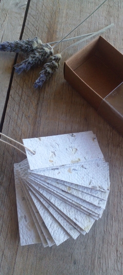 20 tags en papel artesanal con flores de lavanda 6 x 2.5 cm - Papelera Guze