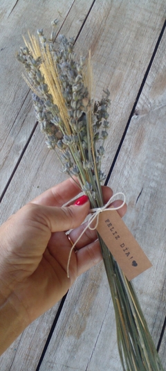 Ramo de flores secas "Mix de Lavandas y espigas" con hilo y etiqueta - comprar online