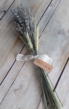 Ramo de flores secas "Lavandas angustifolia y espigas de trigo" con puntilla y etiqueta