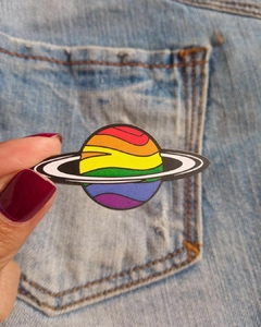 Pin Saturno Pride en internet
